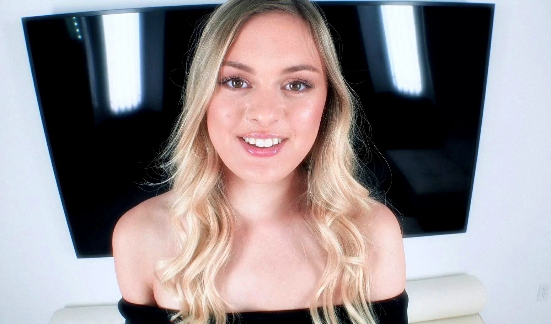 Blonde gets fucked with dignity at a porn casting